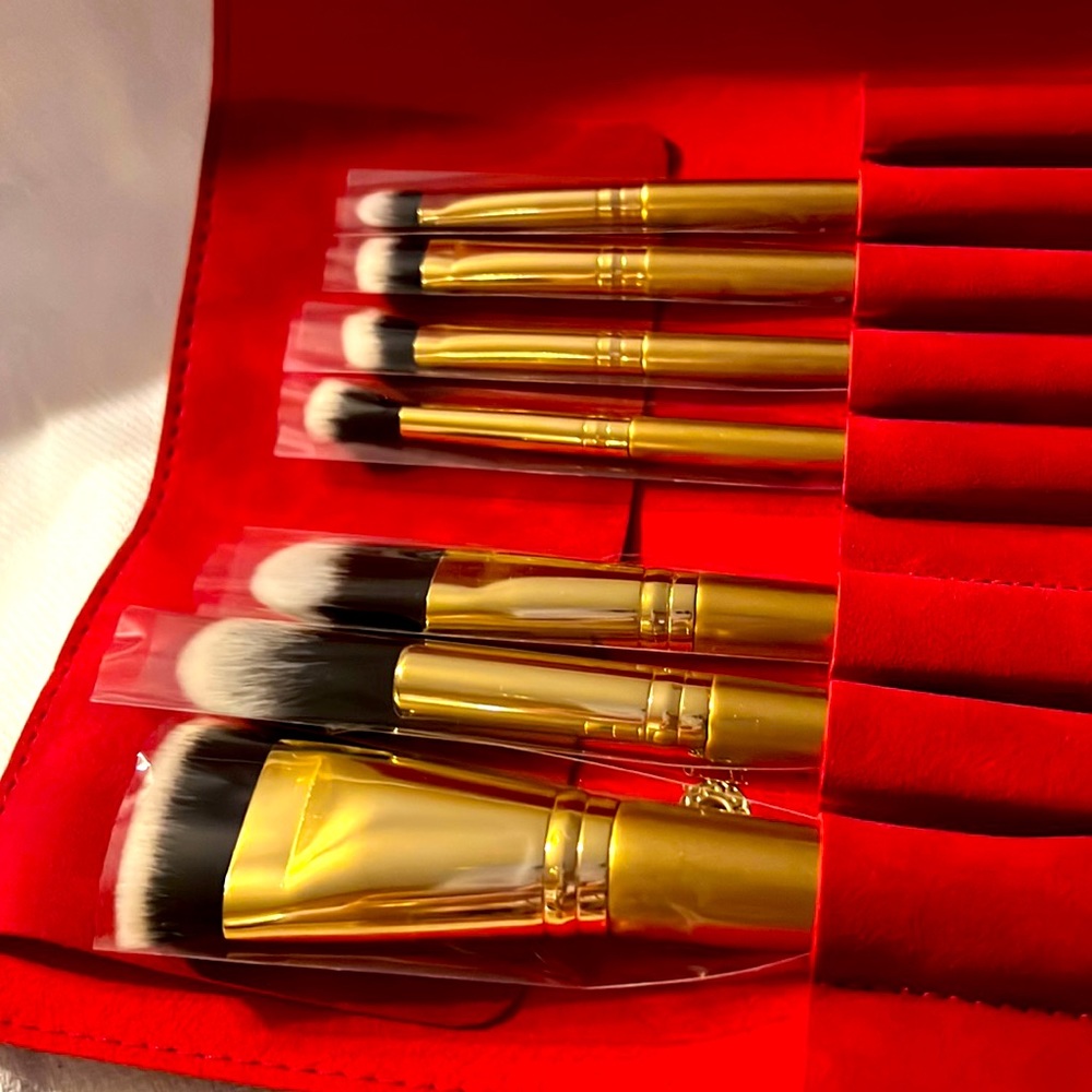 LUXIE NEW BRUSH SET IN CASE WITH tip covers still on. It’s the BIG brushes.